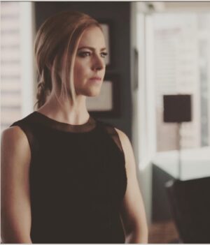Amanda Schull Instagram - Got my game night game face on. Tonight we will #suitupforgeorgia in a #Suits reunion with a splash of #pll
Join us at 5pm PT tonight, 12/27. Link in bio. 

#suitupforgeorgia
#suits
#pll
#katrina
#katrinahashergamefaceon
#idonthaveacluehowtoplaythisgame
#yikes