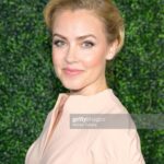 Amanda Schull Instagram - Thank you @hallmarkchannel, for the most lovely evening celebrating #unthinkablygoodthings and #hallmarkmahogany It was the perfect excuse to wear heels again (I swear I’m in them)! 👗: @blackhalo 💄& 💇‍♀️: @crystallize 👠: @manoloblahnik (thx, Katrina Bennett) And thank you, @gettyimages for capturing this first night out on the town in YEARS!