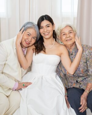 Amander Liew Instagram - Happy mama day to the best mamas on the planet ❤️
I might be a mama too but these 2 are still up there with the best of the best;
…
📷: @33rd.prince 
💄: @t.yingshi @muax.atelier 
👗: @style_lease