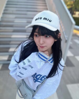 Amane Shindo Instagram - 🧢🤍💙️🩵

誕生日プレゼントで貰ったキャップを被りたくてスポーティーなコーデしましたん✌️
オーバーサイズのトレーナーにショートパンツ履くの楽で大好き笑♥️

スポーティーなあまねすも好きですか❓️🩵

 #ねすぐらむ  #dualism  #miumiu  #MatinKim
