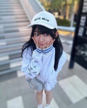 Amane Shindo Instagram - 🧢🤍💙️🩵

誕生日プレゼントで貰ったキャップを被りたくてスポーティーなコーデしましたん✌️
オーバーサイズのトレーナーにショートパンツ履くの楽で大好き笑♥️

スポーティーなあまねすも好きですか❓️🩵

 #ねすぐらむ  #dualism  #miumiu  #MatinKim