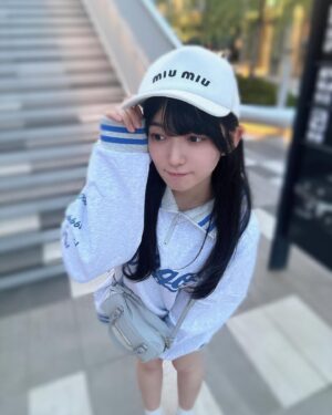 Amane Shindo Instagram - 🧢🤍💙️🩵

誕生日プレゼントで貰ったキャップを被りたくてスポーティーなコーデしましたん✌️
オーバーサイズのトレーナーにショートパンツ履くの楽で大好き笑♥️

スポーティーなあまねすも好きですか❓️🩵

 #ねすぐらむ  #dualism  #miumiu  #MatinKim