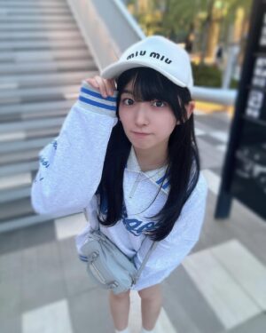 Amane Shindo Instagram - 🧢🤍💙️🩵

誕生日プレゼントで貰ったキャップを被りたくてスポーティーなコーデしましたん✌️
オーバーサイズのトレーナーにショートパンツ履くの楽で大好き笑♥️

スポーティーなあまねすも好きですか❓️🩵

 #ねすぐらむ  #dualism  #miumiu  #MatinKim