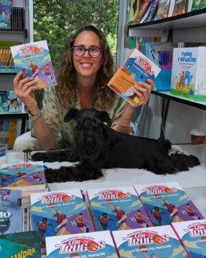 Amaya Valdemoro Instagram - Feliz de volver a estar en #LaFeriaDelLibro de la mano de @loqueleo_es  con #LosTrugos 😍 
Habéis venido a vernos de muchos lugares de España, me hacéis muy feliz, como veis @trecethirteen  me ha robado totalmente el protagonismo y os ha enamorado a todos 🐾

Conseguimos vender todos los ejemplares que teníamos de la primera parte de Los Trugos, y de la segunda parte “La trampa del Mapache” quedaron muy poquitos 😍🤓

Mil millónes de Gracias!