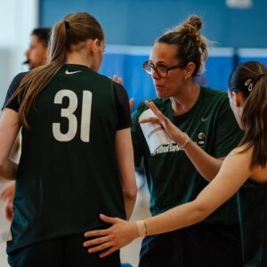 Amaya Valdemoro Instagram - Gracias @basketballwithoutborders por estos días tan increíbles 😍😍😍 a todo el equipo por su increíble trabajo, organización y cercanía, sois los mejores! 

He vuelto feliz, contagiada con el entusiasmo de los 60 judores/as y descubriendo que ser entrenador no es tan horroroso como pensaba 😬
Me ha encantado estar cerca a @annamontanana siendo su assistant coach, esta llena de energía positiva, mensajes directos, sinceros e educativos trasmitiendo su amor y pasión por el baloncesto, simplemente un lujazo para cualquier jugadora. sabía que eras buena pero estar cerquita y sentirlo es otra cosa muy diferente. 
Amiga mía estaré lista para no ir al cine cuando tú me lo pidas, #wenotinthemoveis #noestamosenelcine 🤣😍💪🏼🙏🏼