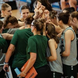 Amaya Valdemoro Instagram - Gracias @basketballwithoutborders por estos días tan increíbles 😍😍😍 a todo el equipo por su increíble trabajo, organización y cercanía, sois los mejores! 

He vuelto feliz, contagiada con el entusiasmo de los 60 judores/as y descubriendo que ser entrenador no es tan horroroso como pensaba 😬
Me ha encantado estar cerca a @annamontanana siendo su assistant coach, esta llena de energía positiva, mensajes directos, sinceros e educativos trasmitiendo su amor y pasión por el baloncesto, simplemente un lujazo para cualquier jugadora. sabía que eras buena pero estar cerquita y sentirlo es otra cosa muy diferente. 
Amiga mía estaré lista para no ir al cine cuando tú me lo pidas, #wenotinthemoveis #noestamosenelcine 🤣😍💪🏼🙏🏼