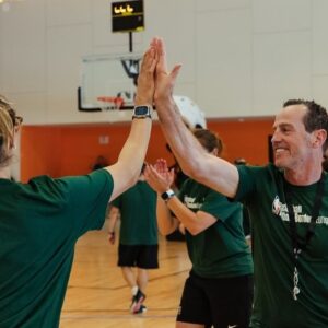 Amaya Valdemoro Instagram - Gracias @basketballwithoutborders por estos días tan increíbles 😍😍😍 a todo el equipo por su increíble trabajo, organización y cercanía, sois los mejores! 

He vuelto feliz, contagiada con el entusiasmo de los 60 judores/as y descubriendo que ser entrenador no es tan horroroso como pensaba 😬
Me ha encantado estar cerca a @annamontanana siendo su assistant coach, esta llena de energía positiva, mensajes directos, sinceros e educativos trasmitiendo su amor y pasión por el baloncesto, simplemente un lujazo para cualquier jugadora. sabía que eras buena pero estar cerquita y sentirlo es otra cosa muy diferente. 
Amiga mía estaré lista para no ir al cine cuando tú me lo pidas, #wenotinthemoveis #noestamosenelcine 🤣😍💪🏼🙏🏼