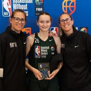 Amaya Valdemoro Instagram - Gracias @basketballwithoutborders por estos días tan increíbles 😍😍😍 a todo el equipo por su increíble trabajo, organización y cercanía, sois los mejores! 

He vuelto feliz, contagiada con el entusiasmo de los 60 judores/as y descubriendo que ser entrenador no es tan horroroso como pensaba 😬
Me ha encantado estar cerca a @annamontanana siendo su assistant coach, esta llena de energía positiva, mensajes directos, sinceros e educativos trasmitiendo su amor y pasión por el baloncesto, simplemente un lujazo para cualquier jugadora. sabía que eras buena pero estar cerquita y sentirlo es otra cosa muy diferente. 
Amiga mía estaré lista para no ir al cine cuando tú me lo pidas, #wenotinthemoveis #noestamosenelcine 🤣😍💪🏼🙏🏼