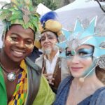 Amaya Forch Instagram – Sigo emocionada por este concierto/espectáculo tan lindo que hicimos en 6 plazas distintas de la comuna de Las Condes. Es mi segundo año junto a Martita, Andrea, Irene, Christian, Julian, Isabel y la compañía Cassis con todo su equipo de bailarinas, bailarines, chicas de vestuario, bellas de maquillaje. Tambien la orquesta y coro. Varios del equipo técnico, sonido y producción también por segunda vez. 
Otros nuevos que me maravillaron con su talento y belleza. Es tanto el cariño a lo que hacemos y el cariño entre nosotros que siento como un regalo el haber podido compartir estos meses creando, cantando, actuando y bailando juntos en el escenario. Quisiera poder agradecer a todos. Quisiera tener fotos de todos . Los llevo aquí en mi corazón. Agradezco también al Teatro Minucipal de Las Condes y la U de los Andes por pensar nuevamente en mi . 
Fui la estrella de Oriente pero en realidad fueron todos ellos quienes alumbraron mi corazón. ❤️
Gracias @pornografo y @fotodoorm por estas lindas fotos.
Y gracias a todos quienes fueron a vernos y a los ojitos y sonrisas de tantos niños felices cantando junto a nosotros
Feliz Navidad !