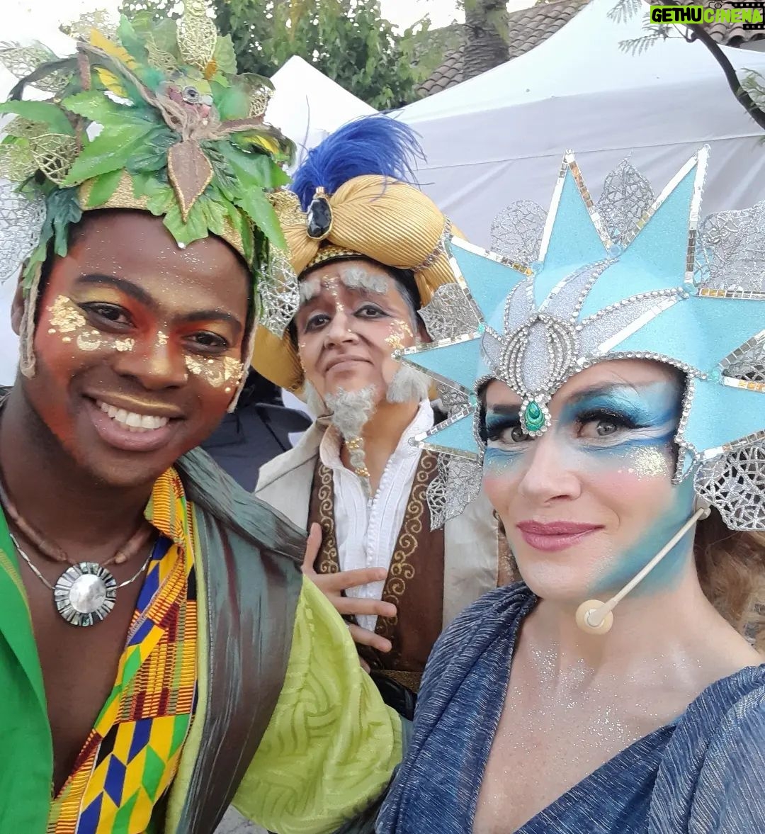 Amaya Forch Instagram - Sigo emocionada por este concierto/espectáculo tan lindo que hicimos en 6 plazas distintas de la comuna de Las Condes. Es mi segundo año junto a Martita, Andrea, Irene, Christian, Julian, Isabel y la compañía Cassis con todo su equipo de bailarinas, bailarines, chicas de vestuario, bellas de maquillaje. Tambien la orquesta y coro. Varios del equipo técnico, sonido y producción también por segunda vez. Otros nuevos que me maravillaron con su talento y belleza. Es tanto el cariño a lo que hacemos y el cariño entre nosotros que siento como un regalo el haber podido compartir estos meses creando, cantando, actuando y bailando juntos en el escenario. Quisiera poder agradecer a todos. Quisiera tener fotos de todos . Los llevo aquí en mi corazón. Agradezco también al Teatro Minucipal de Las Condes y la U de los Andes por pensar nuevamente en mi . Fui la estrella de Oriente pero en realidad fueron todos ellos quienes alumbraron mi corazón. ❤️ Gracias @pornografo y @fotodoorm por estas lindas fotos. Y gracias a todos quienes fueron a vernos y a los ojitos y sonrisas de tantos niños felices cantando junto a nosotros Feliz Navidad !