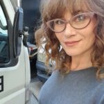Amaya Forch Instagram - Este lunes me tocó ser Milagros. Un personaje muuuuy pequeño, un cameo, de un día. Tiempo suficiente para hacerme soñar con tener la posibilidad de estar en más rodajes , de quizás tener la suerte de actuar más y más. Tengo tanto para dar en ese mundo que siempre quedo con gusto a poco. Fue un día feliz siendo otra y yo a la vez. Fue un día de encuentros , recuerdos , sensaciones, emociones y miradas. Se sintió lindo.🙏