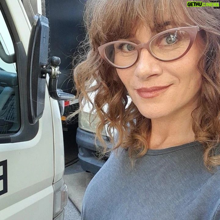Amaya Forch Instagram - Este lunes me tocó ser Milagros. Un personaje muuuuy pequeño, un cameo, de un día. Tiempo suficiente para hacerme soñar con tener la posibilidad de estar en más rodajes , de quizás tener la suerte de actuar más y más. Tengo tanto para dar en ese mundo que siempre quedo con gusto a poco. Fue un día feliz siendo otra y yo a la vez. Fue un día de encuentros , recuerdos , sensaciones, emociones y miradas. Se sintió lindo.🙏