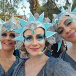 Amaya Forch Instagram – Sigo emocionada por este concierto/espectáculo tan lindo que hicimos en 6 plazas distintas de la comuna de Las Condes. Es mi segundo año junto a Martita, Andrea, Irene, Christian, Julian, Isabel y la compañía Cassis con todo su equipo de bailarinas, bailarines, chicas de vestuario, bellas de maquillaje. Tambien la orquesta y coro. Varios del equipo técnico, sonido y producción también por segunda vez. 
Otros nuevos que me maravillaron con su talento y belleza. Es tanto el cariño a lo que hacemos y el cariño entre nosotros que siento como un regalo el haber podido compartir estos meses creando, cantando, actuando y bailando juntos en el escenario. Quisiera poder agradecer a todos. Quisiera tener fotos de todos . Los llevo aquí en mi corazón. Agradezco también al Teatro Minucipal de Las Condes y la U de los Andes por pensar nuevamente en mi . 
Fui la estrella de Oriente pero en realidad fueron todos ellos quienes alumbraron mi corazón. ❤️
Gracias @pornografo y @fotodoorm por estas lindas fotos.
Y gracias a todos quienes fueron a vernos y a los ojitos y sonrisas de tantos niños felices cantando junto a nosotros
Feliz Navidad !