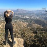 Amaya Forch Instagram – Hace un buen rato que no subía el cerro. Gracias @marceolivaresu por el apañe. Vamos por más! Im back ! (in black🤘)

(La cumbre que se ve al frente es el Manquehue, hacia la izquierda un poco más abajo está el Carbón y hacia la derecha el Manquehuito)