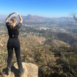 Amaya Forch Instagram – Hace un buen rato que no subía el cerro. Gracias @marceolivaresu por el apañe. Vamos por más! Im back ! (in black🤘)

(La cumbre que se ve al frente es el Manquehue, hacia la izquierda un poco más abajo está el Carbón y hacia la derecha el Manquehuito)