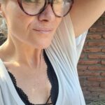 Amaya Forch Instagram – Mientras ustedes toman sol….yo…tomo sombra.