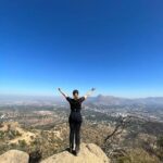 Amaya Forch Instagram – Hace un buen rato que no subía el cerro. Gracias @marceolivaresu por el apañe. Vamos por más! Im back ! (in black🤘)

(La cumbre que se ve al frente es el Manquehue, hacia la izquierda un poco más abajo está el Carbón y hacia la derecha el Manquehuito)