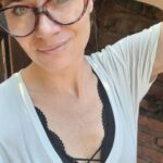 Amaya Forch Instagram – Mientras ustedes toman sol….yo…tomo sombra.