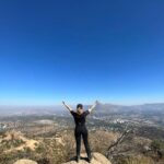 Amaya Forch Instagram – Hace un buen rato que no subía el cerro. Gracias @marceolivaresu por el apañe. Vamos por más! Im back ! (in black🤘)

(La cumbre que se ve al frente es el Manquehue, hacia la izquierda un poco más abajo está el Carbón y hacia la derecha el Manquehuito)