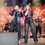 Amaya Forch Instagram - Te imaginas homenajear a @cecilia_laincomparable en el Festival de Olmué junto a @tomocomorey y compartir escenario con @tommyreyoficial y @elbloqueocho ? Gracias por esta invitación tan linda a ser parte de un momento tan importante en su historia. Los quiero @tomocomorey !!! 🙌❤️🎶😘 (fotos de @betosk1)