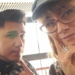 Amaya Forch Instagram - Este lunes fue nuestra primera vez juntos. @gonzalo_yanez cantó sus canciones, luego yo y al final nos aventuramos a cantar juntos. Estuvo bonito. En el piano me acompañó @angelo_henriquez y en la foto me pueden ver con un calafate sour en la mano. Y claro, estábamos en Puerto Natales. Gracias @sonidoacido por el convite y tu sonrisa. #soniailovyu . Les gusta esta dupla ? Vamos por más !!!