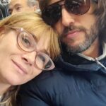 Amaya Forch Instagram - Este lunes fue nuestra primera vez juntos. @gonzalo_yanez cantó sus canciones, luego yo y al final nos aventuramos a cantar juntos. Estuvo bonito. En el piano me acompañó @angelo_henriquez y en la foto me pueden ver con un calafate sour en la mano. Y claro, estábamos en Puerto Natales. Gracias @sonidoacido por el convite y tu sonrisa. #soniailovyu . Les gusta esta dupla ? Vamos por más !!!