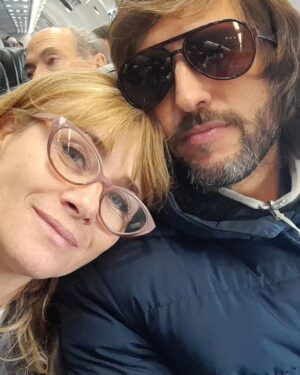 Amaya Forch Instagram - Este lunes fue nuestra primera vez juntos. @gonzalo_yanez cantó sus canciones, luego yo y al final nos aventuramos a cantar juntos. Estuvo bonito. En el piano me acompañó @angelo_henriquez y en la foto me pueden ver con un calafate sour en la mano. Y claro, estábamos en Puerto Natales. Gracias @sonidoacido por el convite y tu sonrisa. #soniailovyu . 
Les gusta esta dupla ? Vamos por más !!!