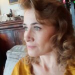 Amaya Forch Instagram - Esta señora pituca se llama Alicia. Pituca pero pituca pituuuuuuca, pituca de jopo ! Y es de un teaser que grabamos hoy con otra pitucona que es doña @vanemillerchile . Eso sí la pinta pituquita fue gracias a la pitugracia de @franklinathos, @brujanegrx y Mariela de @porquetevistes .