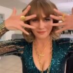 Amaya Forch Instagram – Ayer me sentí incomparable gracias a las manos de puras talentosas . 🤘♥️
Maquillaje: @aravascelli que quedó 🫶
Pelo: @maria_jose_studio que me entendió perfecto y me dejó 👌 
Vestuario:  @claraedwards_ que está impresionante !! Como todo lo que me hace siempre. Y es que me interpreta tan bien !🔥❤️
Mi collar con la A y los anillos me los regaló la Cami de @monttemarin y me encantan. 🙏❤️
Mis pestañas con brillo las compré hace tiempo por ahí en un viaje y mi collar de libélula lo encontré en aliexpress.