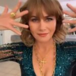 Amaya Forch Instagram – Ayer me sentí incomparable gracias a las manos de puras talentosas . 🤘♥️
Maquillaje: @aravascelli que quedó 🫶
Pelo: @maria_jose_studio que me entendió perfecto y me dejó 👌 
Vestuario:  @claraedwards_ que está impresionante !! Como todo lo que me hace siempre. Y es que me interpreta tan bien !🔥❤️
Mi collar con la A y los anillos me los regaló la Cami de @monttemarin y me encantan. 🙏❤️
Mis pestañas con brillo las compré hace tiempo por ahí en un viaje y mi collar de libélula lo encontré en aliexpress.