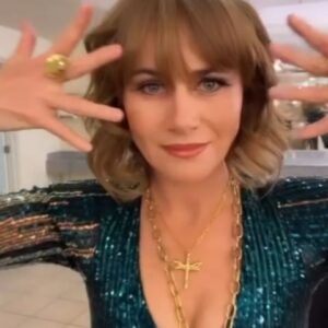 Amaya Forch Instagram - Ayer me sentí incomparable gracias a las manos de puras talentosas . 🤘♥️
Maquillaje: @aravascelli que quedó 🫶
Pelo: @maria_jose_studio que me entendió perfecto y me dejó 👌 
Vestuario:  @claraedwards_ que está impresionante !! Como todo lo que me hace siempre. Y es que me interpreta tan bien !🔥❤️
Mi collar con la A y los anillos me los regaló la Cami de @monttemarin y me encantan. 🙏❤️
Mis pestañas con brillo las compré hace tiempo por ahí en un viaje y mi collar de libélula lo encontré en aliexpress.