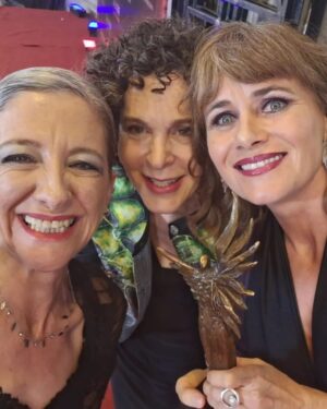 Amaya Forch Instagram - Emocionada, agradecida, sorprendida, feliz, querida, acompañada, esperanzada, abrazada, celebrada, reconocida, premiada. Gracias !