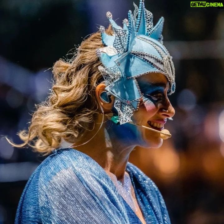 Amaya Forch Instagram - Sigo emocionada por este concierto/espectáculo tan lindo que hicimos en 6 plazas distintas de la comuna de Las Condes. Es mi segundo año junto a Martita, Andrea, Irene, Christian, Julian, Isabel y la compañía Cassis con todo su equipo de bailarinas, bailarines, chicas de vestuario, bellas de maquillaje. Tambien la orquesta y coro. Varios del equipo técnico, sonido y producción también por segunda vez. Otros nuevos que me maravillaron con su talento y belleza. Es tanto el cariño a lo que hacemos y el cariño entre nosotros que siento como un regalo el haber podido compartir estos meses creando, cantando, actuando y bailando juntos en el escenario. Quisiera poder agradecer a todos. Quisiera tener fotos de todos . Los llevo aquí en mi corazón. Agradezco también al Teatro Minucipal de Las Condes y la U de los Andes por pensar nuevamente en mi . Fui la estrella de Oriente pero en realidad fueron todos ellos quienes alumbraron mi corazón. ❤️ Gracias @pornografo y @fotodoorm por estas lindas fotos. Y gracias a todos quienes fueron a vernos y a los ojitos y sonrisas de tantos niños felices cantando junto a nosotros Feliz Navidad !