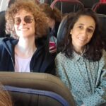 Amaya Forch Instagram - Esta historia comenzó en febrero. Estaba en el sur feliz por estar con mis hijos en casa de mi papá pero a la vez con una sensación de pena y frustración por no haber sido elegida para actuar en la película de un director que admiro y cuyo personaje tenía tantas ganas de interpretar. Se sumaba el hecho de no haber resultado otra pega que era con un viaje muy bonito. De pronto me escribió Hernán para comentarme que había fecha para el concierto del día de la mujer en Valdivia. Siempre había cantado acompañada de hombres y hace rato que tenía ganas de convocar a mujeres, las más secas en su instrumento. Le dije a mi papá: mira tengo esta idea, qué te parece. Lo mismo con Hernán. Me lancé, las llamé , zoom ,mensajes, chat , definición del concepto , armado del setlist , confirmación de nuestros ensayos. Desde el primer momento entendí por qué lo que semanas antes me parecía injusto y triste debía suceder para yo tener la fuerza de escucharme y atreverme a armar lo que hace rato anhelaba. Entre responsabilidades con nuestros hijos , otros deberes, otros ensayos y miles de cosas que hace cada una nos organizamos, apañamos y tuvimos ensayos intensos, largos y muy buenos. Todas con la misma alegría y ganas de hacer algo bello.Estábamos listas. Partimos el sábado a nuestro primer concierto junto a Hernán en producción, el Leo en sonido y el Negro de roady. Todavía tengo imágenes y sensaciones de lo que vivimos en el escenario . Los ojitos de la Dani brillaban en nuestra complicidad , la Angela con su maestría y gran presencia , Masiel tenía un cierto aire de travesura divertida y la Berni muy empoderada. Con los primeros acordes de la segunda canción todo el público se puso a cantar conmigo y no pararon más. Que coro tan afinado y alegre ! De reojo miraba a mi papá en el público y pensaba cómo se sentirá él al ver que hizo bien la pega al enseñarme siempre con su ejemplo que cuando tenemos una idea que nos remece el corazón debemos llevarla a cabo. Que importante es escucharnos y buscar a nuestros pares para la complicidad. Soy muy afortunada de poder recorrer este camino junto ellas . Son las mejores! Y que buen concierto que nos mandamos ! Ya vienen .