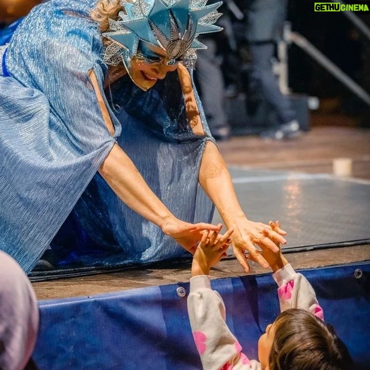 Amaya Forch Instagram - Sigo emocionada por este concierto/espectáculo tan lindo que hicimos en 6 plazas distintas de la comuna de Las Condes. Es mi segundo año junto a Martita, Andrea, Irene, Christian, Julian, Isabel y la compañía Cassis con todo su equipo de bailarinas, bailarines, chicas de vestuario, bellas de maquillaje. Tambien la orquesta y coro. Varios del equipo técnico, sonido y producción también por segunda vez. Otros nuevos que me maravillaron con su talento y belleza. Es tanto el cariño a lo que hacemos y el cariño entre nosotros que siento como un regalo el haber podido compartir estos meses creando, cantando, actuando y bailando juntos en el escenario. Quisiera poder agradecer a todos. Quisiera tener fotos de todos . Los llevo aquí en mi corazón. Agradezco también al Teatro Minucipal de Las Condes y la U de los Andes por pensar nuevamente en mi . Fui la estrella de Oriente pero en realidad fueron todos ellos quienes alumbraron mi corazón. ❤️ Gracias @pornografo y @fotodoorm por estas lindas fotos. Y gracias a todos quienes fueron a vernos y a los ojitos y sonrisas de tantos niños felices cantando junto a nosotros Feliz Navidad !