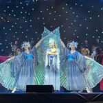 Amaya Forch Instagram – Sigo emocionada por este concierto/espectáculo tan lindo que hicimos en 6 plazas distintas de la comuna de Las Condes. Es mi segundo año junto a Martita, Andrea, Irene, Christian, Julian, Isabel y la compañía Cassis con todo su equipo de bailarinas, bailarines, chicas de vestuario, bellas de maquillaje. Tambien la orquesta y coro. Varios del equipo técnico, sonido y producción también por segunda vez. 
Otros nuevos que me maravillaron con su talento y belleza. Es tanto el cariño a lo que hacemos y el cariño entre nosotros que siento como un regalo el haber podido compartir estos meses creando, cantando, actuando y bailando juntos en el escenario. Quisiera poder agradecer a todos. Quisiera tener fotos de todos . Los llevo aquí en mi corazón. Agradezco también al Teatro Minucipal de Las Condes y la U de los Andes por pensar nuevamente en mi . 
Fui la estrella de Oriente pero en realidad fueron todos ellos quienes alumbraron mi corazón. ❤️
Gracias @pornografo y @fotodoorm por estas lindas fotos.
Y gracias a todos quienes fueron a vernos y a los ojitos y sonrisas de tantos niños felices cantando junto a nosotros
Feliz Navidad !