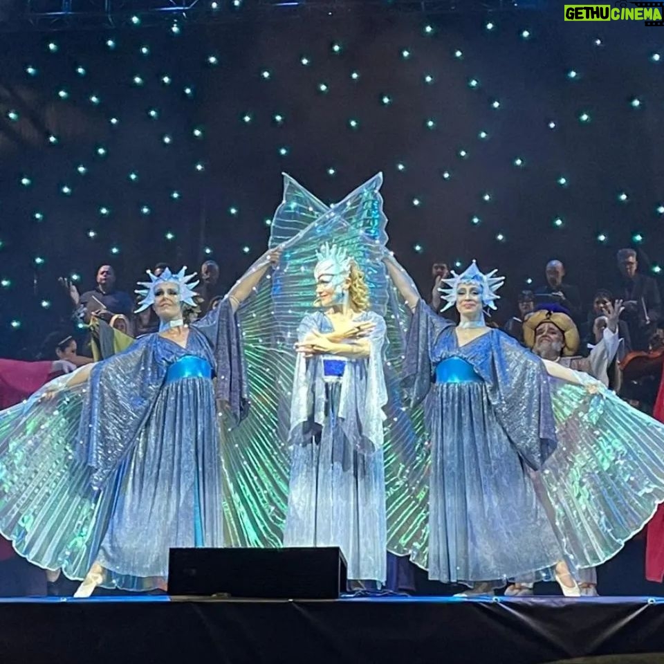 Amaya Forch Instagram - Sigo emocionada por este concierto/espectáculo tan lindo que hicimos en 6 plazas distintas de la comuna de Las Condes. Es mi segundo año junto a Martita, Andrea, Irene, Christian, Julian, Isabel y la compañía Cassis con todo su equipo de bailarinas, bailarines, chicas de vestuario, bellas de maquillaje. Tambien la orquesta y coro. Varios del equipo técnico, sonido y producción también por segunda vez. Otros nuevos que me maravillaron con su talento y belleza. Es tanto el cariño a lo que hacemos y el cariño entre nosotros que siento como un regalo el haber podido compartir estos meses creando, cantando, actuando y bailando juntos en el escenario. Quisiera poder agradecer a todos. Quisiera tener fotos de todos . Los llevo aquí en mi corazón. Agradezco también al Teatro Minucipal de Las Condes y la U de los Andes por pensar nuevamente en mi . Fui la estrella de Oriente pero en realidad fueron todos ellos quienes alumbraron mi corazón. ❤️ Gracias @pornografo y @fotodoorm por estas lindas fotos. Y gracias a todos quienes fueron a vernos y a los ojitos y sonrisas de tantos niños felices cantando junto a nosotros Feliz Navidad !