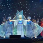 Amaya Forch Instagram – Sigo emocionada por este concierto/espectáculo tan lindo que hicimos en 6 plazas distintas de la comuna de Las Condes. Es mi segundo año junto a Martita, Andrea, Irene, Christian, Julian, Isabel y la compañía Cassis con todo su equipo de bailarinas, bailarines, chicas de vestuario, bellas de maquillaje. Tambien la orquesta y coro. Varios del equipo técnico, sonido y producción también por segunda vez. 
Otros nuevos que me maravillaron con su talento y belleza. Es tanto el cariño a lo que hacemos y el cariño entre nosotros que siento como un regalo el haber podido compartir estos meses creando, cantando, actuando y bailando juntos en el escenario. Quisiera poder agradecer a todos. Quisiera tener fotos de todos . Los llevo aquí en mi corazón. Agradezco también al Teatro Minucipal de Las Condes y la U de los Andes por pensar nuevamente en mi . 
Fui la estrella de Oriente pero en realidad fueron todos ellos quienes alumbraron mi corazón. ❤️
Gracias @pornografo y @fotodoorm por estas lindas fotos.
Y gracias a todos quienes fueron a vernos y a los ojitos y sonrisas de tantos niños felices cantando junto a nosotros
Feliz Navidad !