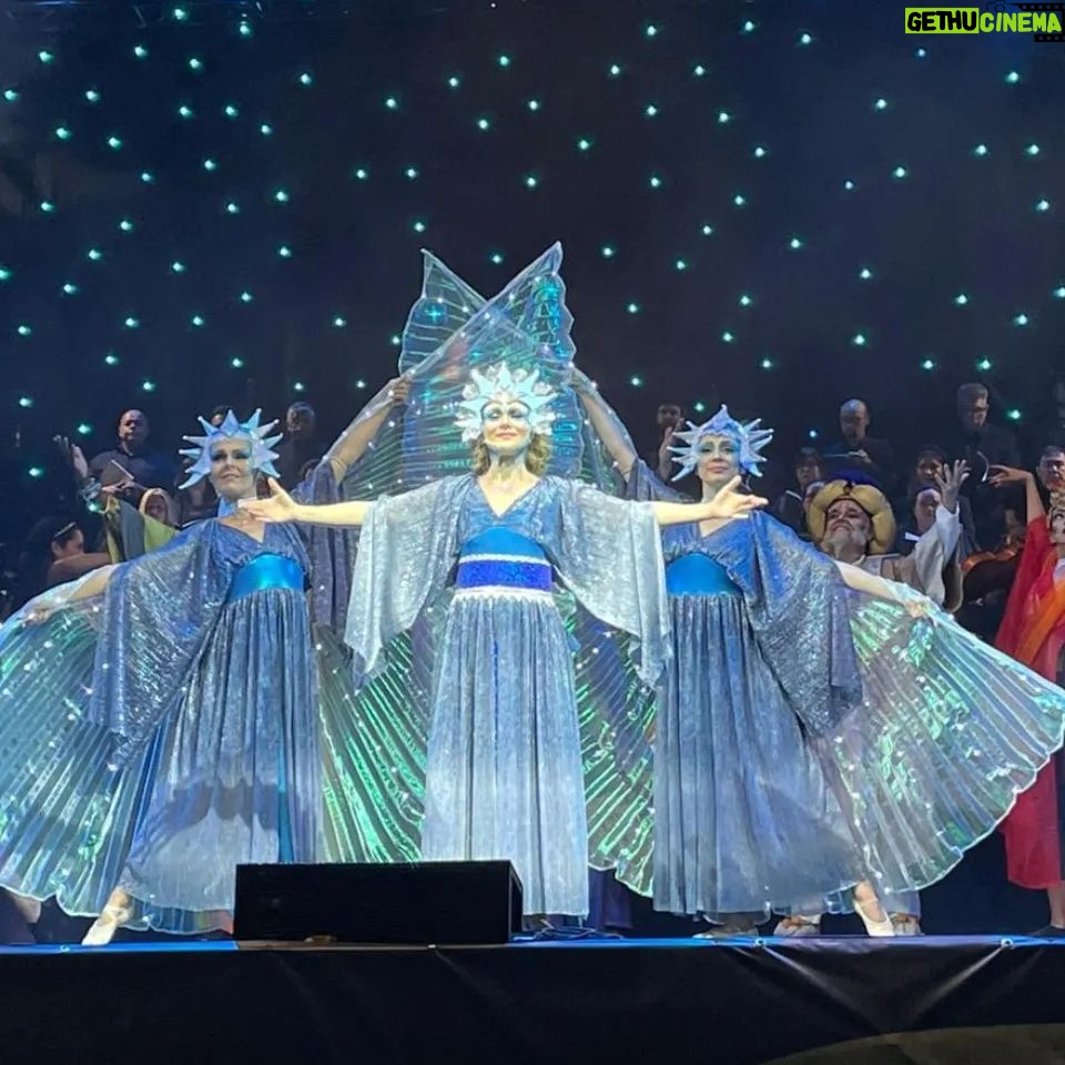 Amaya Forch Instagram - Sigo emocionada por este concierto/espectáculo tan lindo que hicimos en 6 plazas distintas de la comuna de Las Condes. Es mi segundo año junto a Martita, Andrea, Irene, Christian, Julian, Isabel y la compañía Cassis con todo su equipo de bailarinas, bailarines, chicas de vestuario, bellas de maquillaje. Tambien la orquesta y coro. Varios del equipo técnico, sonido y producción también por segunda vez. Otros nuevos que me maravillaron con su talento y belleza. Es tanto el cariño a lo que hacemos y el cariño entre nosotros que siento como un regalo el haber podido compartir estos meses creando, cantando, actuando y bailando juntos en el escenario. Quisiera poder agradecer a todos. Quisiera tener fotos de todos . Los llevo aquí en mi corazón. Agradezco también al Teatro Minucipal de Las Condes y la U de los Andes por pensar nuevamente en mi . Fui la estrella de Oriente pero en realidad fueron todos ellos quienes alumbraron mi corazón. ❤️ Gracias @pornografo y @fotodoorm por estas lindas fotos. Y gracias a todos quienes fueron a vernos y a los ojitos y sonrisas de tantos niños felices cantando junto a nosotros Feliz Navidad !