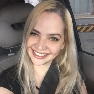 Ámbar Díaz Instagram - Plenitud 

La plenitud está sentada al borde de una silla 
Se dibuja con los dedos 
Se balancea en el inconsciente de un suspiro 
Tomas una bocanada de aire aún con sabor a vino de la noche anterior 
Se cuelan besos bajo la piel erizada 
Conexiones...
Hay gente que nisiquiera llega a conectar consigo misma 
Y ahí la plenitud se desdibuja 
Esta mañana me tomé una taza de plenitud y la quise con dos cucharadas de complicidad 
Plenitud es regarte el rímel bajo la ducha sin que te importe 
Dejar ir por la cañería la melancolía del día 
Sorber la felicidad y la risa fácil servida en la tapa de un destilado escocés 
Atravesar neblina vestida para vivir 
A todos siempre nos falta algo
Hay quienes les falta todo: como la locura en donde hay un cascarón vacío por dentro, el retrato de la nada. 
Vivamos en conciencia pero en plenitud 
Sin excesos pero con ganas 
Entendiendo lo inminente pero con la certeza de que hay que saborearse los bocados y los sorbos 
Hacernos la promesa de armar cajas mentales para guardar en ellas pequeños momentos 
Dejar de correr para detenerse a ver caer los pétalos de una rosa y las gotas de lluvia en el rostro 
Deslastrarse de cosas inútiles -como la concha del pan-
Conservar lo real
Lo auténtico 
El caminar descalzos sobre el sonido de la lluvia en la mañana 
Resbalarte y caer sobre nubes de certezas cumplidas 
Vivir 
¿Qué es para ti la plenitud?
#letrasdeambar 
🦋