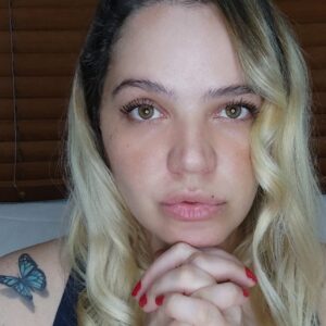 Ámbar Díaz Instagram - Dolor 

Eso de lo que nadie habla 
Lo que hay detrás de las sonrisas 
Somos genuinamente felices y también nos duelen cosas, sufrimos...y qué bien
Se ha condenado el sufrir, esa tristeza honda y profunda que siempre da información, la que nos aterriza
Detrás de un buen sorbo de vino siempre está el sin sabor del ausente para compartir esa copa mezclándose toda la noche con lo maravilloso del momento
Los cumpleaños que se celebran a lo lejos
Ese montón de bolsas que tuviste que subir por las escaleras después de haber disfrutado el escoger y saborear en los pasillos del supermercado 
Esa persona que no puedes ver a diario al levantarte cada mañana y que al cerrar los ojos te llega su perfume para invadirte los pensamientos 
El dolor en el estómago con olor a quirófano 
El mesonero cansado y con la espalda adolorida un domingo en un restaurante sirviéndote el plato que te hace salivar 
Dolor físico 
Dolor de alma 
El dolor se mitiga con el recuerdo del olor del cabello de tu madre la última vez que la abrazaste 
Viendo esos ojos cerrados y amados al abrir los tuyos desde el olor de una mañana bañada de sol 
El dolor se quita con las yemas de unos dedos recordándote que están aquí para ti
Al comer una sonrisa con sabor a café
Cuando te dejas caer el agua caliente en el hombro mientras descansas en la pared intentando sostener la cabeza cansada de pensar esperando que se derrita 
Dolor la ausencia prolongada de la distancia al volverte un extraño 
La almohada llena de ideas sin presupuesto 
Y los puños cerrados hartos de Ibuprofeno 
Un estado de guerra permanente 
La voz somnolienta de madrugada ahogándose en cortisol y taquicardia 
El hastío...
Hay que amansar el dolor escuchándolo, haciéndose cargo 
Y abrazar a tu persona bálsamo con los ojos cerrados 
Reírse hasta que te salgan las lágrimas por una travesura de medio día 
Escaparse para alimentar el alma con un Pão de Deus 
Y nadar en medio del caos...como bambú en el agua, como hoja en el viento, como pétalo en la piel.

¿Qué significa para ti el dolor?
#letrasdeambar 🦋