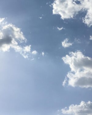 Ámbar Díaz Instagram - Nubes ☁️ 

Nostalgia en todas sus formas 
Lágrimas de algodón 
La quietud evaporada 
La transparencia de los pensamientos
Movimientos etéreos formando recuerdos 
La herida flotando 
El dolor en forma de niebla 
La paz de domingo fluyendo a través del azul 
Una sonrisa se dibuja vaporosa
Un saludo sutil del que ya no está 
Una forma de soñar 
Las plegarias elevadas en medio de tantas exequias 
La luna dibujándose 
Extrañar a los afectos a través de los kilómetros 
Enviar los abrazos a viajar sobre los alisios 
Las estrellas preparándose para vestirse de gala, brillo y melancolía 
No se mira al cielo en vano
¿Será que la Fe cae en forma de gotas de lluvia?
¿Y tú para qué miras al cielo?
🦋
#letrasdeambar