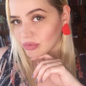 Ámbar Díaz Instagram - Cicatriz 

Primero fue sangre y costra. 
Quizás cosida, quizás solo cerró sola pero siempre supuró. 
Un día húmeda y en otros tiempos seca o hinchada y enrojecida como los ojos llorosos del despecho. 
Siempre tienen historias que contar: a veces fantásticas y con grandes hazañas y otras con un gran pesar detrás; en esas, cuando preguntas vuelven a supurar en forma de lágrimas o un quiebre de voz casi pusilánime.
Cicatriz es cada parte de mi...lo que fui, lo que soy ahora...porque las cicatrices son también del alma y se forman cuando entras o sales de la vida de las personas. 
Están allí para ser honradas y respetadas, deben llevarse con honor y valentía. 
El desgaste de la suela del zapato es una cicatriz, cargando nuestra humanidad por doquier; la erosión del río en la tierra con las piedras mohosas alrededor; el hastío; el cansancio; la palabra mal dicha. 
Caer de rodillas ante lo inminente. 
Vivir es tener cicatrices...y qué maravilloso es. 
Ámalas 🦋✨
#letrasdeambar