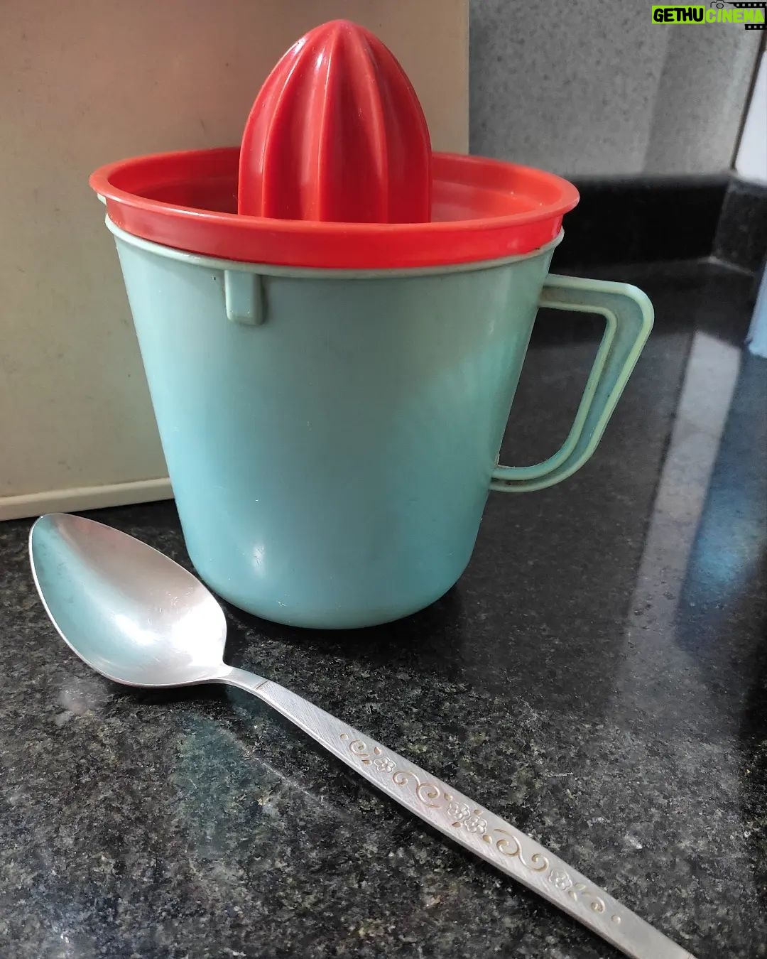 Ámbar Díaz - 2.4K Likes - Morir soñando 🍊🥛🥄
Es un manjar delicioso directico de Quisqueya que preparaba mi mamá a golpe de 4 pm...mi hermano y yo viendo los Power Rangers acurrucados en su mantita gris y llegaba a la sala el olor de la naranja recién exprimida...salíamos corriendo a la cocina para quedarnos con los ojos exorbitados viendo aquella destreza de mezclar el jugo con la leche azucarada, la vainilla y el hielo rápidamente sin que se cortara. Para mí siempre fue un misterio entre la carcajada maravillosa de mi madre o la cuchara de 1980 de Rena Ware.
Aquellos vasos generosos nos llenaban las gargantas de sueños, de amor de mamá con tiempo siempre disponible en mi tiempo, esa mordida de hielo dulce saboreándonos la tarde con algo que era como un tesoro, había un exilio de mi misma en cada sorbo con el silencio intacto de nuestro momento cómplice.
Relacionarse con la distancia de por medio es como la flema y la piquiña de madrugada, como el polvo de la mesa que no quieres tocar, pero que satisfactorio es mirarte a los ojos en una video llamada buscando fuerza, buscando risa, buscando valor, un consejo, un consuelo, una complicidad o simplemente contarnos la rutina y saber que siempre estás ahí.
Te amo mamá. ❤️