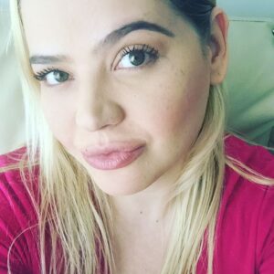 Ámbar Díaz Instagram - Desaliento 

Un colmillo afilado hundiéndose en la carne mientras aflora la sangre 
El filo de una hoja cortando una falange de tu dedo 
El zumbido de un zancudo de madrugada 
El llanto de un niño con fiebre 
La vela derretida en el mantel 
El desgano en la mañana dentro de un gabinete sin café 
Los pies descalzos arrastrándose en el
suelo frío 
Larvas blanquecinas bailando sobre la basura 
La saliva seca de un beso obligado 
Las ganas vencidas yéndose a la cama a roncar 
El aburrimiento aburriéndose 
La ventana ahumándose con tu aliento a rabia y tristeza 
La lágrima posándose sobre tu nudo en la garganta 
El lápiz con la punta redonda danzando dentro de un sacapuntas mellado 
Los pies fríos bajo las sábanas sin el consuelo de unas medias de algodón 
La reunión que ya no te importa tener 
La soledad en la enfermedad mirándote en la esquina vestida de recuerdos 
Una puerta cerrándose 
La nostalgia apretando el estómago 
La fuga del suspiro al exilio 
Ojos cerrados para no ver lo borroso del miedo dándote miedo 
Respira...el desaliento exhaló 

¿Qué es para ti el desaliento?
#letrasdeambar 🦋