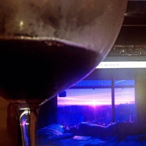 Ámbar Díaz Instagram - Las máscaras del eufemismo a veces estorban en el rostro
Es mejor dejar de disfrazar como el vino derramado: indetenible 
El vino curte y se sienta a reposar entre los surcos de los labios 
Así se comportan las pasiones, el amor, el deseo y el dolor 
Intentas ahogarlos en sensaciones de cerezas rojas en boca, con un leve final de arándanos y una mirada profunda y desesperada a través del cristal de la copa en medio de una semi luz que se ha llevado todas las heridas para convertirlas en cicatrices suaves y hermosas 
Seamos siempre copas de quien nos sabe beber 
Caminemos con el alma descalza en medio del caos y lo fatuo
Hagamos magia con los momentos 
El tiempo pasa 
Baila en la neblina 
Trágate la oscuridad y déjala salir a través de los poros en forma de luz 
Tómate de la mano con la tranquilidad 
Consúmete en el fuego de un atardecer 
Ahógate en olas de café de las 4 de la tarde 
Deja que las pupilas se dilaten de ansiedad por estar desnudas y en silencio
Mastica las pausas en medio de los suspiros asfixiados 
Ciérrale los ojos al aliento con las yemas de los dedos 
Que nos invada la vida el sonido de las gotas de lluvia en la calle oscura y fría para barrer la acumulación de pasado seco que no te hizo temblar en verano como la caricia planeada
Debajo de la piel hay siempre un grito ahogado esperando salir: déjalo fluir. 
🔥✨❤️🍷🦋
#letrasdeambar