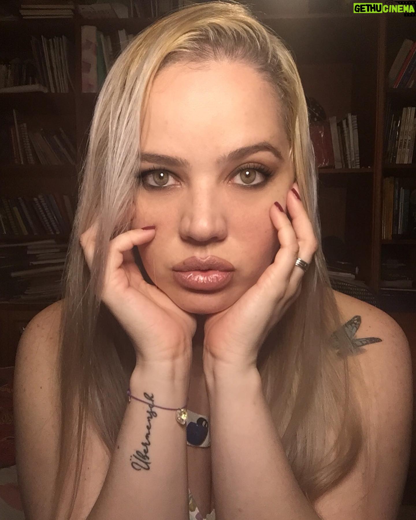 Ámbar Díaz - 1.9K Likes - Nos quitamos la ropa pero seguimos vestidos en nuestras mentes ¿por qué?
Desnúdate también de alma y prejuicios
Flotas como hoja de otoño cayendo del árbol pero insistes en arrastrar los pies en la tierra como esclavo encadenado cargando piedras
Se muere un domingo, nace un lunes y tú insistes en decapitar el buen sabor del descanso con tu amargura...ahógala en el café para que no haga ruido y exaspere el despertar
Me gusta cuando ahogo la amargura en el café de la mañana, porque la escucho gritar quemándose y aspiro el humo suave con morbo para convertirlo en una sonrisa mientras espero que el budare haga lo suyo
Abrir la ventana y sentir el aire fresco de toda la noche lloviendo me hace suspirar y abrazar los recuerdos mientras contemplo las calles aún húmedas como vientre de mujer amada
Los gatos de la cuadra tienen frío pero han aprendido a arroparse con las luces y sombras de la noche para despertar con la mirada profunda y un maullido sinuoso
La piel suave y perfumada refugiada en la ropa es un remanso de paz en medio del vulgo irritante tan temprano
Se sobrevive entremezclando:
Melancolía y catarsis
Soledad y Libertad
Resaca y sopa
Vino barato y besos
Lluvia y letras
Expectativas y Malbec
Extrañar y fotografías
Rutina y gratitud
¿Y tú, qué entremezclas para sobrevivir en el día?
🦋
#letrasdeambar