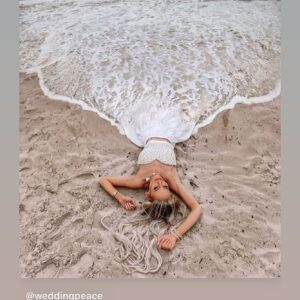 Ámbar Díaz Instagram - Salitre 

La sal llena de costra áspera todo, así como las bocas con almas resentidas llenan de salitre los vínculos. 
El salitre es una capa nauseabunda como la que debe cargar encima la generación de cristal.
El salitre es el positivismo exacerbado, el machismo, el feminismo, el resentimiento, la psicopatía; salitre la palabra no dicha y la mal dicha también. 
Salitre lo permisivo, la falsa moral y las personas con precio. El ignorante, el estómago vacío, la cama compartida sin sexo y el envidioso. 
Salitre la caricia y el abrazo falsos, el que exige sin dar, el que da sin esperar nada a cambio; salitre el abusador y las falsas expectativas. 
El salitre es antiséptico, curativo pero a veces corrosivo, erosivo y oxida...logrando incluso despertar conciencias en un mundo de dormidos. 
Que la mirada de domingo en una playa cualquiera con los pies en la arena sea antídoto a través del beso de tus labios salados. 
🦋✨🌊
#letrasdeambar