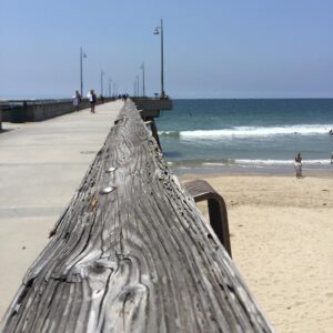 Ámbar Díaz Instagram - Salitre 

La sal llena de costra áspera todo, así como las bocas con almas resentidas llenan de salitre los vínculos. 
El salitre es una capa nauseabunda como la que debe cargar encima la generación de cristal.
El salitre es el positivismo exacerbado, el machismo, el feminismo, el resentimiento, la psicopatía; salitre la palabra no dicha y la mal dicha también. 
Salitre lo permisivo, la falsa moral y las personas con precio. El ignorante, el estómago vacío, la cama compartida sin sexo y el envidioso. 
Salitre la caricia y el abrazo falsos, el que exige sin dar, el que da sin esperar nada a cambio; salitre el abusador y las falsas expectativas. 
El salitre es antiséptico, curativo pero a veces corrosivo, erosivo y oxida...logrando incluso despertar conciencias en un mundo de dormidos. 
Que la mirada de domingo en una playa cualquiera con los pies en la arena sea antídoto a través del beso de tus labios salados. 
🦋✨🌊
#letrasdeambar