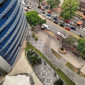 Ámbar Díaz Instagram - Caracas 

Mi ciudad gótica 
Burbujas que no logras pinchar 
Sublime y agresiva 
Antítesis pura y constante
Cebolla caramelizada, Chardonnay y queso azul
Sobras de la basura 
El desvelo de la ansiedad 
El alivio de la salud 
Olor a humedad 
Almizcle, madera y canela 
El resorte del colchón en la espalda 
Un almohadón de plumas con olor a jazmín 
El único par de zapatos desgastados
Los Carolina Herrera de la escort 
El insomnio de la deuda 
Una mañana de huevos benedictinos, tostadas y salmón 
Un café sin azúcar desde el sabor metálico de un peltre gastado 
La despedida en el aeropuerto de un ciudadano que lo dió todo 
El que va llegando de vacaciones 
La gotera, el moho y el resumido producto de la humedad de la lluvia 
Un té negro de menta, medias y suéter de algodón viendo la lluvia caer 
El abrazo fingido 
La sonrisa constante 
Una lágrima 
Un beso profundo 
Las caretas gastadas 
La honestidad y la transparencia 
El grifo sin agua y el sócate sin luz 
La normalidad 
Caracas a veces se parece a un matrimonio gastado que va a terapia y otras veces a una pareja recibiendo el año con los pies en la playa
Caracas maravillosa, sublime, épica, rebelde y despeinada, con esa energía oscura y un brillo que no se apaga...peligrosa e impredecible como el Caballo de Troya
Tan mía y tan de nadie
Un recuerdo o una realidad...
¿Qué es para tí Caracas? 
Felices 454 años. 
#letrasdeambar 🦋